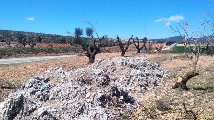 Denuncia de vertidos ilegales en Camporrobles - artículo en Levante-Mercantil Valenciano
